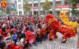 Học sinh Hà Nội thích thú gói bánh chưng ngày Tết